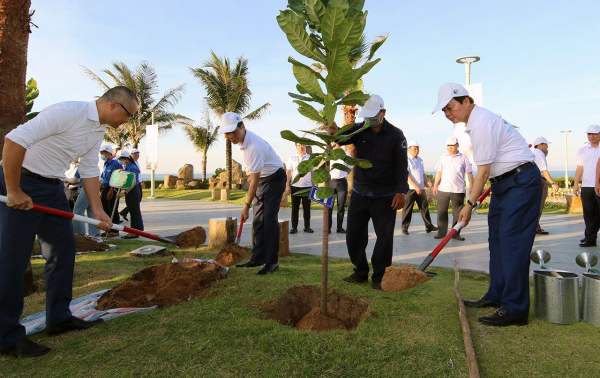 Trước đó, chiều cùng ngày, Ủy viên Bộ Chính trị, Trưởng Ban Kinh tế Trung ương Trần Tuấn Anh và các đại biểu đã trồng 15 cây xanh bàng vuông Trường Sa tại tháp Nghinh Phong, TP Tuy Hoà   
