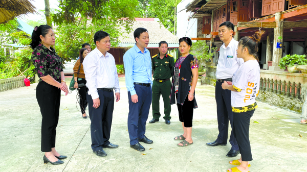 Bí thư Huyện ủy Yên Bình An Hoàng Linh thăm mô hình du lịch cộng đồng tại xã Vũ Linh   Ảnh: Xuân Việt