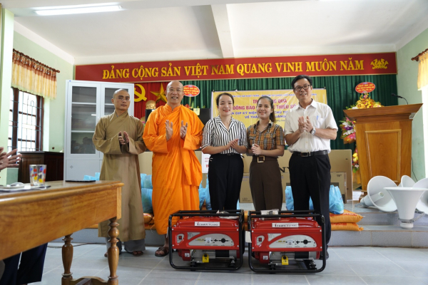 Giáo hội Phật giáo Việt Nam tỉnh Quảng Bình tặng quà đồng bào Bru - Vân Kiều -1