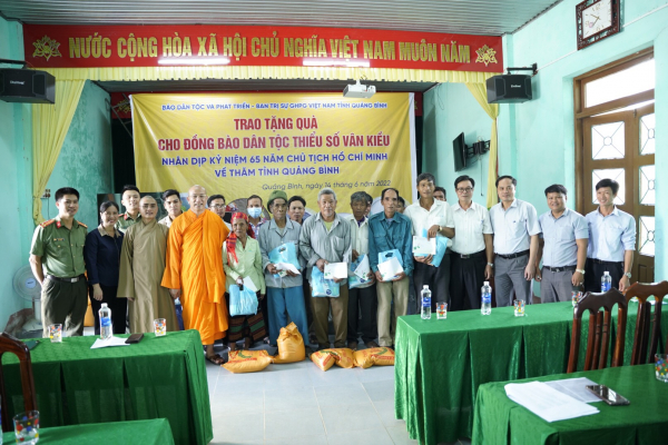 Giáo hội Phật giáo Việt Nam tỉnh Quảng Bình tặng quà đồng bào Bru - Vân Kiều -0