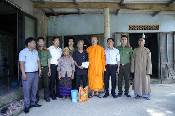 Giáo hội Phật giáo Việt Nam tỉnh Quảng Bình tặng quà đồng bào Bru - Vân Kiều -0