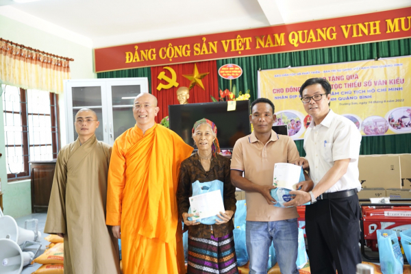 Giáo hội Phật giáo Việt Nam tỉnh Quảng Bình tặng quà đồng bào Bru - Vân Kiều -4