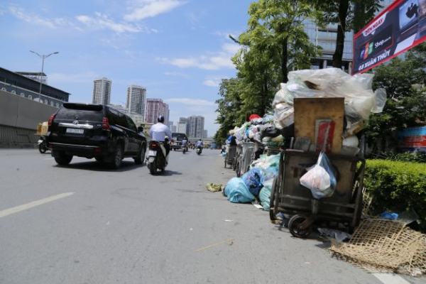 Hà Nội: Sau mưa, rác thải tràn ngập vỉa hè, lòng đường -0