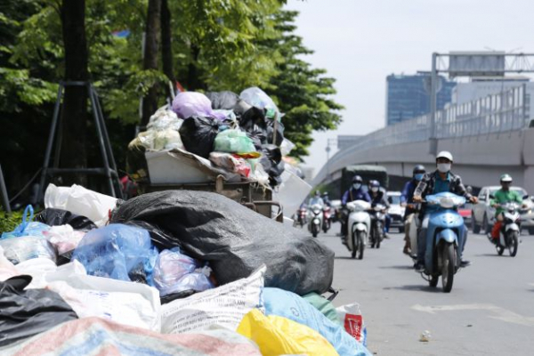 Hà Nội: Sau mưa, rác thải tràn ngập vỉa hè, lòng đường -0