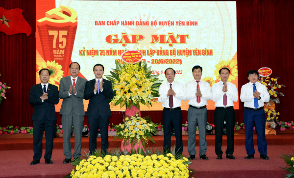 Phó Bí thư Thường trực Tỉnh ủy Tạ Văn Long đã trao tặng Bằng khen của Ban Thường vụ Tỉnh ủy cho Huyện Yên Bình