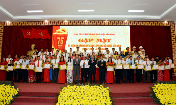 Ban Thường vụ Huyện ủy Yên Bình đã trao tặng giấy khen thưởng cho các Bí thư chi bộ tiêu biểu, xuất sắc trên địa bàn
