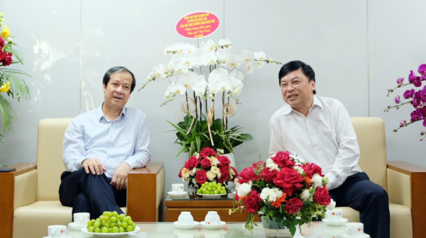 Bộ trưởng Bộ Giáo dục và Đào tạo Nguyễn Kim Sơn chúc mừng Báo Đại biểu Nhân dân -0