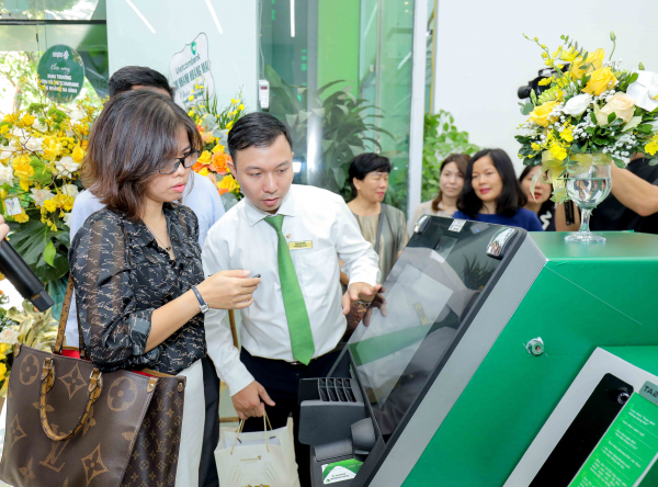 Vietcombank Ba Đình khai trương trụ sở mới và ra mắt chuỗi trải nghiệm dịch vụ ngân hàng số -0
