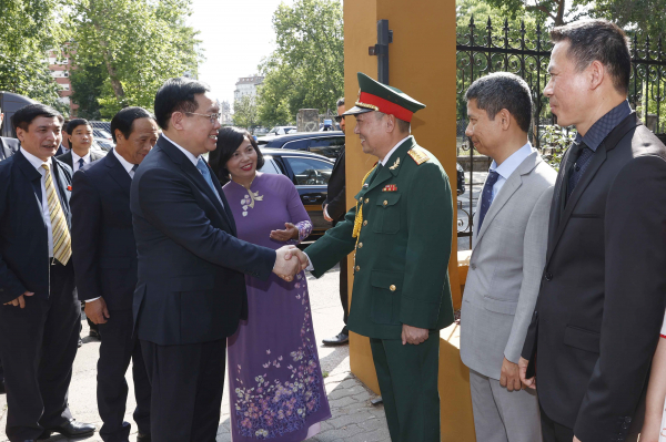 Chủ tịch Quốc hội Vương Đình Huệ thăm Đại sứ quán, gặp mặt cộng đồng người Việt Nam tại Hungary -0