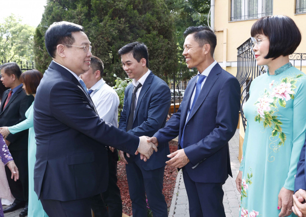 Chủ tịch Quốc hội Vương Đình Huệ thăm Đại sứ quán, gặp mặt cộng đồng người Việt Nam tại Hungary -0