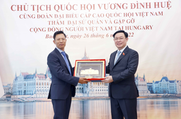 Chủ tịch Quốc hội Vương Đình Huệ thăm Đại sứ quán, gặp mặt cộng đồng người Việt Nam tại Hungary