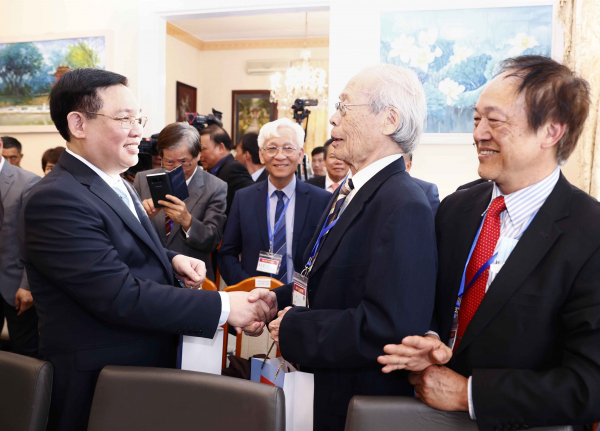 Chủ tịch Quốc hội Vương Đình Huệ thăm Đại sứ quán, gặp mặt cộng đồng người Việt Nam tại Hungary