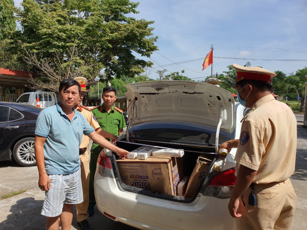 Thừa Thiên Huế: Bắt giữ một xe ô tô chở 6.500 gói thuốc lá Jet nhập lậu -0