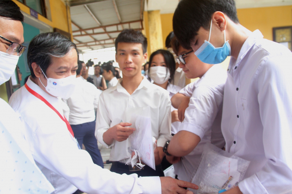 Bộ trưởng Nguyễn Kim Sơn động viên thí sinh, giáo viên dự kỳ thi tốt nghiệp THPT -0