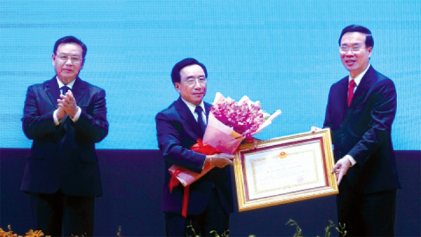 Đảng, Nhà nước Lào trao tặng Huân chương Lãnh đạo cấp cao Đảng, Nhà nước Việt Nam -0