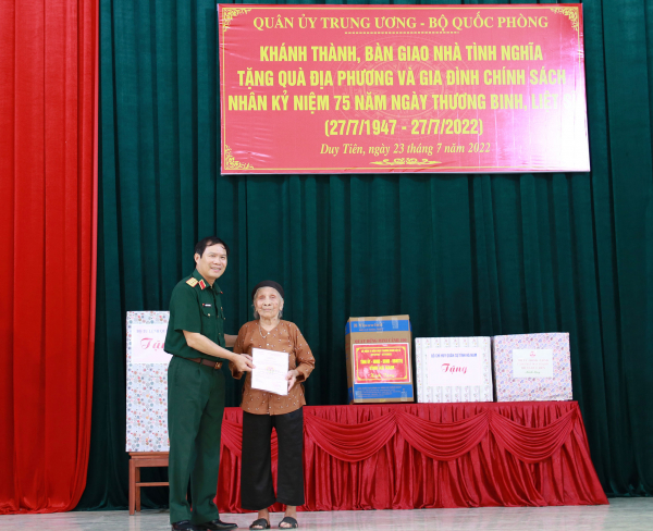 Thượng tướng Nguyễn Tân Cương thăm, tặng quà Trung tâm Điều dưỡng thương binh Duy Tiên 
 -0