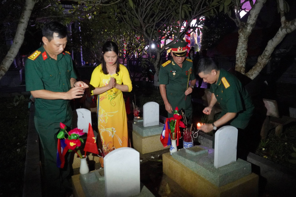 Thắp sáng 11 nghìn ngọn nến tri ân tại Nghĩa trang quốc tế Việt - Lào -0