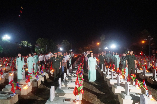 Thắp sáng 11 nghìn ngọn nến tri ân tại Nghĩa trang quốc tế Việt - Lào -0