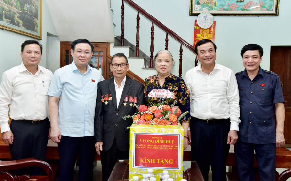 Chủ tịch Quốc hội Vương Đình Huệ gặp mặt người có công, thân nhân liệt sỹ tiêu biểu tỉnh Quảng Nam -0