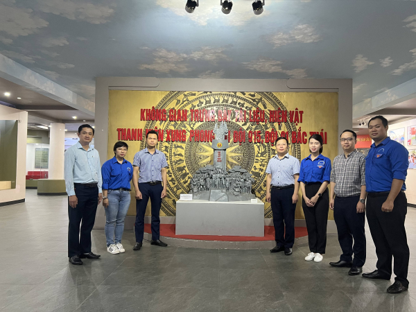 Đoàn Thanh niên Cộng sản Hồ Chí Minh Văn phòng Quốc hội dâng hương tri ân các anh hùng Liệt sĩ tại Thái Nguyên