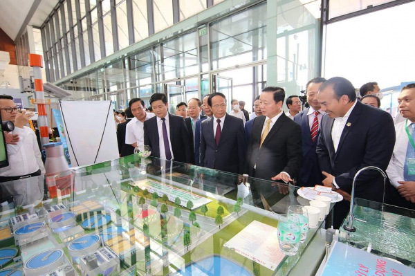 Phó Thủ tướng Chính phủ Lê Văn Thành, Bộ trưởng Bộ Tài nguyên và Môi trường​ Trần Hồng Hà cùng các đại biểu tham quan gian Triển lãm của Tổng cục Môi trường