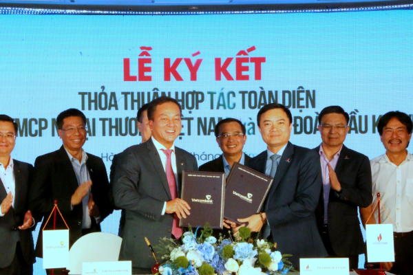 Petrovietnam và Vietcombank ký kết thỏa thuận hợp tác toàn diện -0