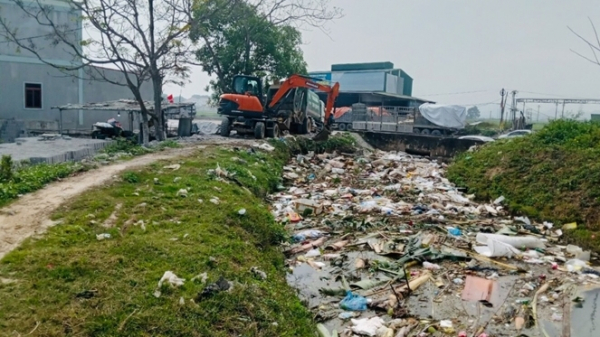 Rác thải sinh hoạt đổ về kênh tưới giáp Quốc lộ 1 A, xã Quỳnh Văn, huyện Quỳnh Lưu 