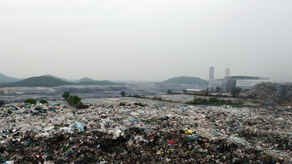 Khu vực chôn lấp, xử lý rác thải ở Nam Sơn luôn trong tình trạng quá tải.