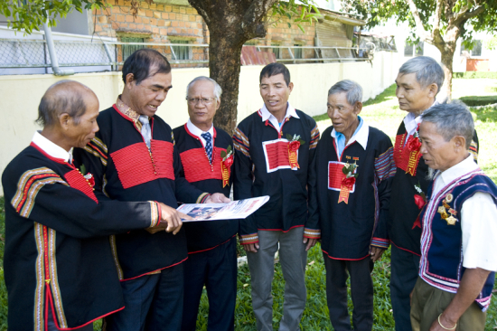 Các già làng trong cộng đồng các dân tộc Tây Nguyên trao đổi kinh nghiệm trong công tác xã hội - Nguồn ảnh: Báo Biên phòng