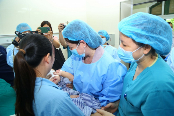 Phó Chủ tịch Nước Võ Thị Ánh Xuân thăm và tặng quà cho trẻ em đang điều trị tại bệnh viện -0