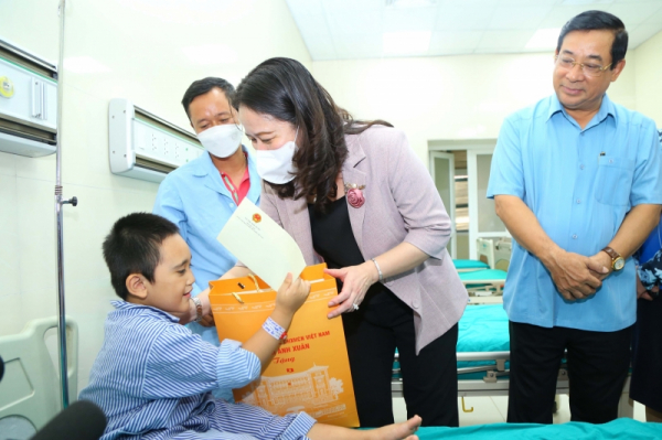Phó Chủ tịch Nước Võ Thị Ánh Xuân thăm và tặng quà cho trẻ em đang điều trị tại bệnh viện -0