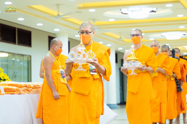 Chư Tăng, Phật tử nước ngoài cúng dường chùa Ba Vàng -  những điều đặc biệt -0