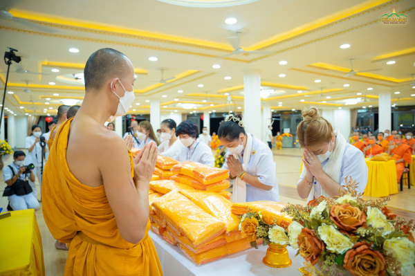 Chư Tăng, Phật tử nước ngoài cúng dường chùa Ba Vàng -  những điều đặc biệt -0