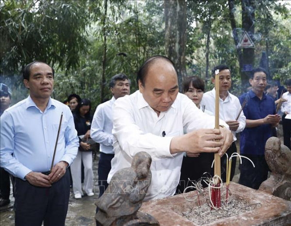 Chủ tịch Nước Nguyễn Xuân Phúc dâng hương tại Khu di tích Quốc gia đặc biệt Tân Trào -0