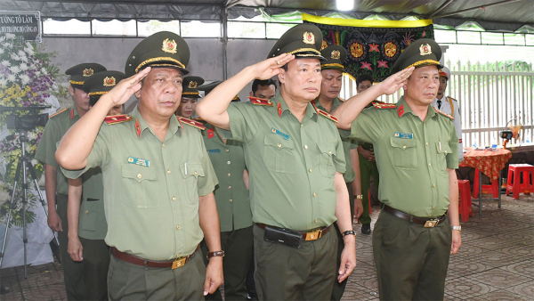 Chủ nhiệm Ủy ban Quốc phòng và An ninh Lê Tấn Tới viếng Trung tướng Sơn Cang -1