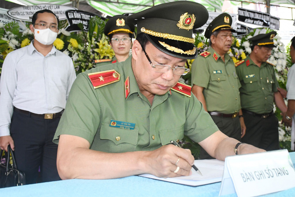 Chủ nhiệm Ủy ban Quốc phòng và An ninh Lê Tấn Tới viếng Trung tướng Sơn Cang -0