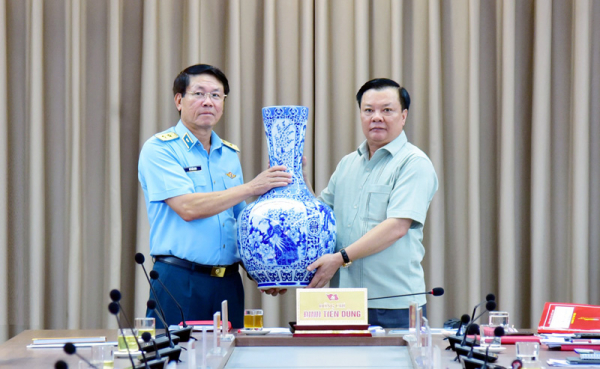 Thường trực Thành ủy Hà Nội làm việc với Bộ Tư lệnh Quân chủng Phòng không - Không quân -0