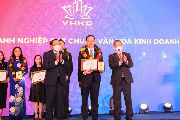 Ông Lê Quang Vinh - Phó Tổng Giám đốc Vietcombank nhận Chứng nhận doanh nghiệp đạt chuẩn văn hóa kinh doanh Việt Nam và kỷ niệm chương