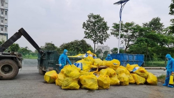 Công nhân vệ sinh tích cực thu gom rác thải y tế bảo đảm vệ sinh, an toàn. Nguồn: ITN