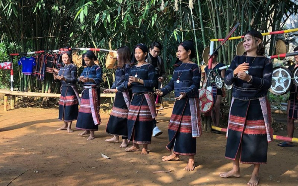 Trình diễn dân vũ tại Làng Văn hóa - Du lịch các dân tộc Việt Nam