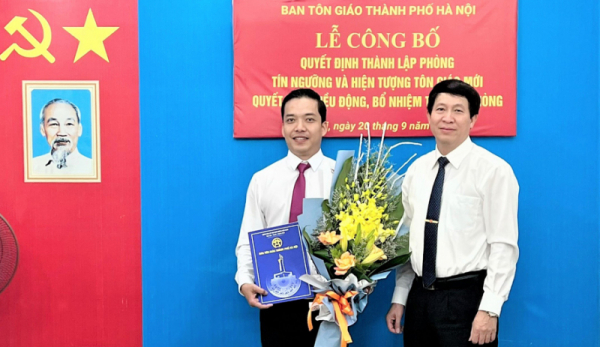 Trao quyết định điều động, bổ nhiệm Trưởng Phòng Tín ngưỡng và Hiện tượng tôn giáo mới, Ban Tôn giáo thành phố Hà Nội - Nguồn: hanoimoi.com.vn