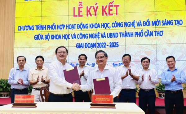 Bộ trưởng Huỳnh Thành Đạt và Chủ tịch UBND TP. Cần Thơ Trần Việt Trường trao bản ký kết phối hợp giai đoạn 2022-2025