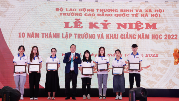 Trường Cao đẳng Quốc tế Hà Nội đón hơn 2.000 tân sinh viên trong lễ kỷ niệm 10 năm thành lập -0