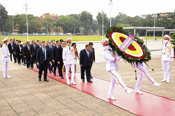 Chủ tịch Thượng viện Vương quốc Campuchia viếng Lăng Chủ tịch Hồ Chí Minh -0