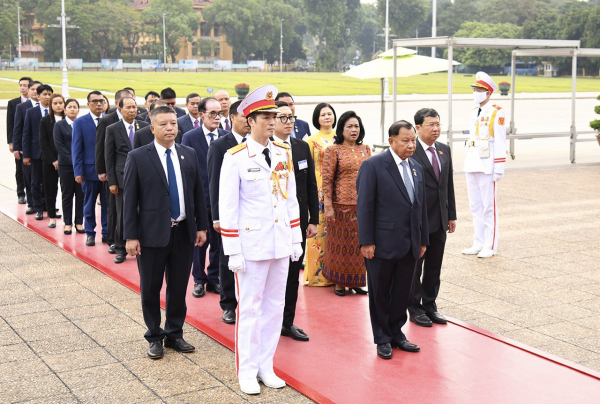 Chủ tịch Thượng viện Vương quốc Campuchia viếng Lăng Chủ tịch Hồ Chí Minh