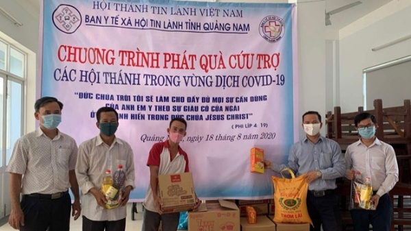 Ban Y tế xã hội Tin Lành Quảng Nam trao quà từ thiện cho những người dân khó khăn vì đại dịch Covid-19. Nguồn: Baochinhphu.vn