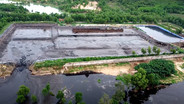 Vụ vỡ hồ chứa chất thải rộng hơn 5.000m2: Nước thải trong hồ ngấm thẳng xuống đất?