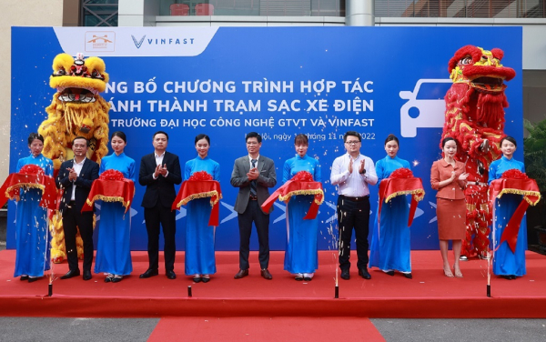 Trường Đại học công lập đầu tiên tại Hà Nội lắp đặt trạm sạc ô tô điện -0