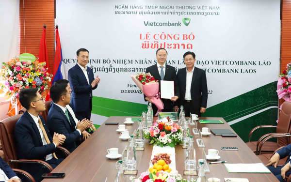 Lễ công bố quyết định về nhân sự Ban lãnh đạo Vietcombank Lào -0