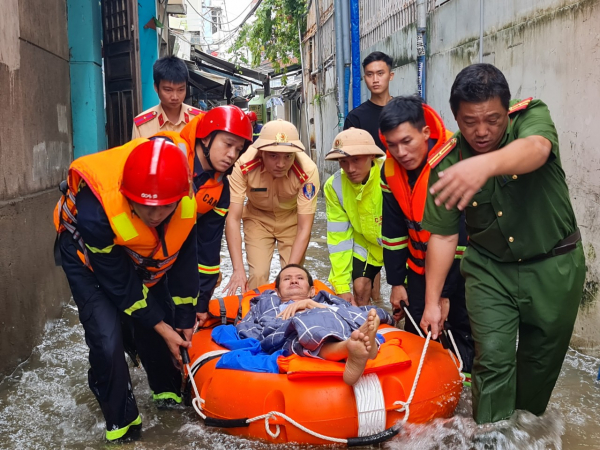 Các lực lượng công an, cảnh sát TP. Đà Nẵng đưa người dân mắc kẹt trong lũ đi cấp cứu hồi tháng 10.2022. Nguồn: ITN